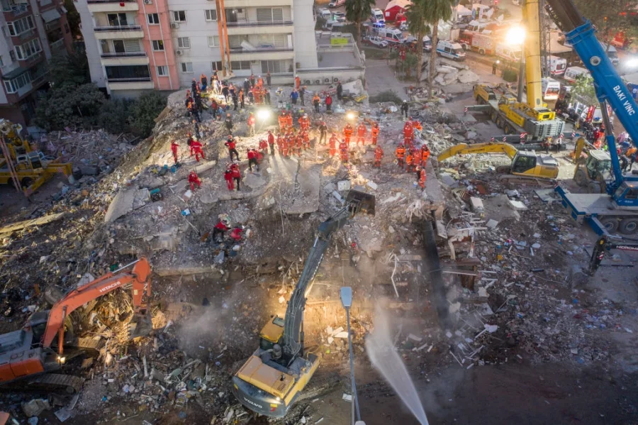 Десетки загинаха след земетресението в Измир. Снимки: Getty Images/Guliver