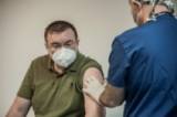 Министър Костадин Ангелов се ваксинира публично