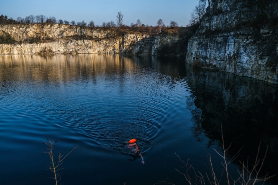 Поляци плуват в ледено езеро за здраве