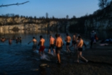 Поляци плуват в ледено езеро за здраве