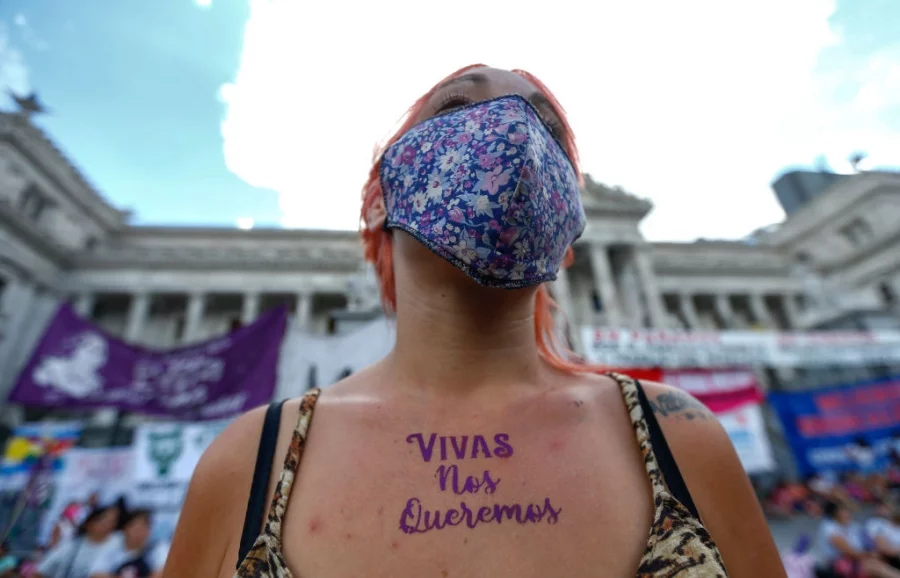 В много градове по света хиляди жени излязоха да протестни демонстрации за правата на жените. Снимки: Getty Images/Guliver 