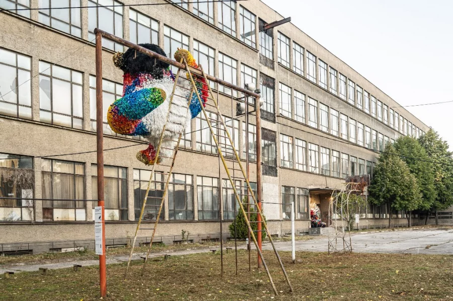 „неСметни богатства” е проект на художничката Невена Екимова. Състои се от две скулптури от битови и производствени отпадъци, които могат да бъдат разгледани до края на годината в двора на бившия Техникум по текстил в Габрово. Едната е изработена от платове и конци, а другата – от пластмаси. Снимки:  Росина Пенчева