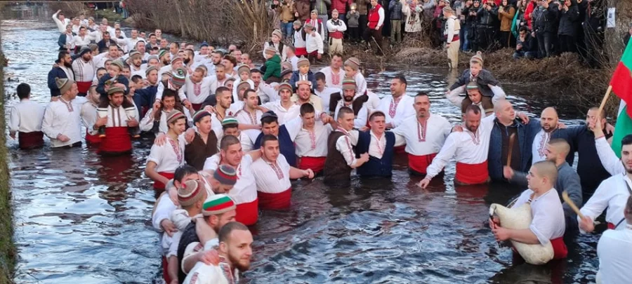 Мъжко хоро, Калофер, Йордановден