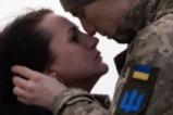Украински войници се разделят с любимите си