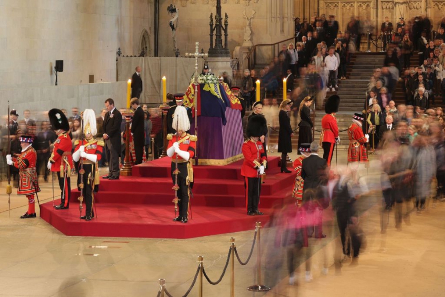 Милиони британци отдадоха почит пред Елизабет II