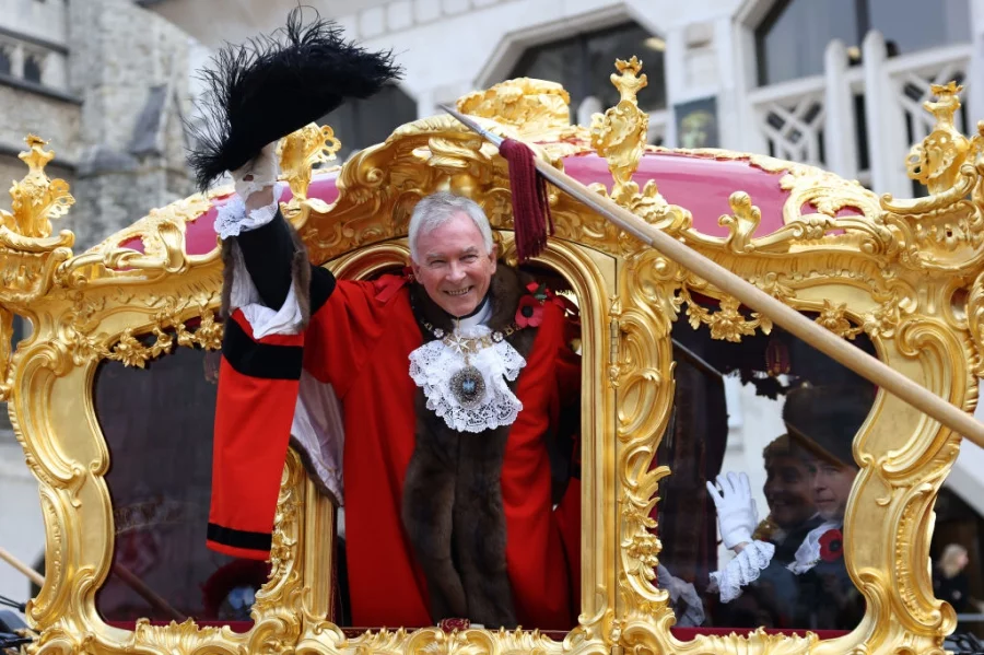 "Шоуто на кмета" (Lord Mayor's Show) е едно от  най-известните ежегодни събития в Лондон. Фестивалното шествие датира от 13-и век. Всяка година се "назначава" нов кмет, а парада, който се провежда като негова церемония по встъпване в длъжност,  отразява, че това някога е бил един от най-известните ритуали в Англия.