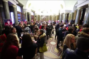 Стотици гости и кандидат-студенти посетиха Ден на отворените врати в Софийския университет