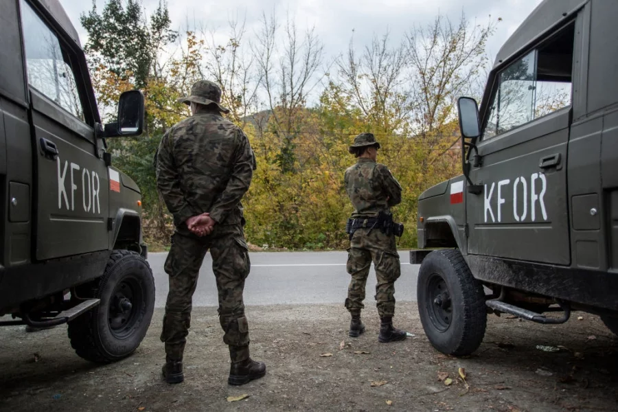 Сръбската армия е в положение на бойна готовност, след като в Северно Косово избухнаха боеве - заради смяната на общинската администрация в райони с предимно сръбско население. Това стана след избори, но сърбите не ги считат за легитимни