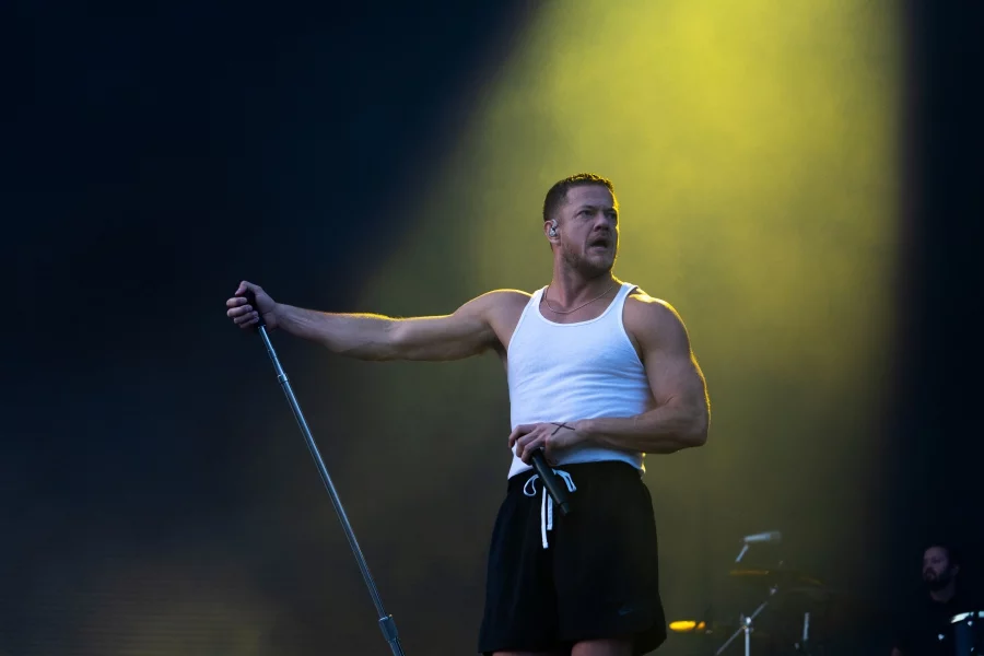 Imagine Dragons изнесоха първия си концерт в България пред многохилядната публика на Национален стадион "Васил Левски" на 30 юли. Шоуто беше страхотно и на адски високо ниво. Подгряващи бяха британците от Soft Play. Вижте снимките в нашата галерия. Фотограф: Дамян Петров