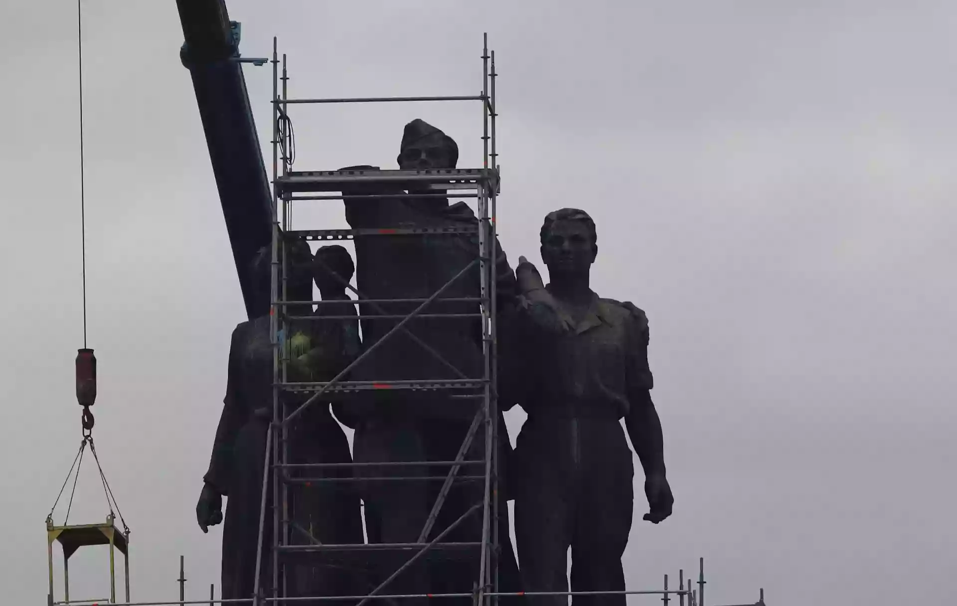 Част от Паметника на Съветската армия в София беше премахната. От него беше премахната ръката, която държи автомата шпагин.