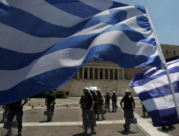 В Гърция погнаха данъчните със скъпи вили и офшорки 