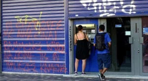 Гърците теглят парите си от банките