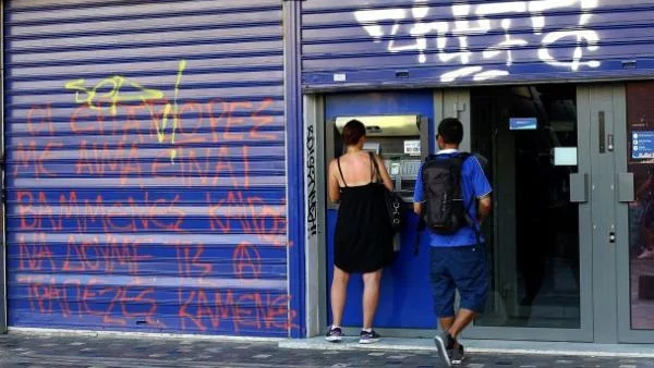 Гърците теглят парите си от банките