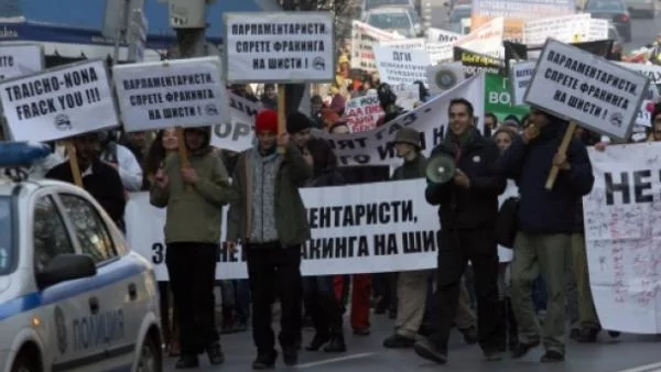 Хиляди протестираха срещу добива на шистов газ