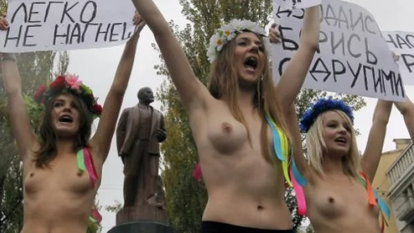 Голи активистки протестираха в София
