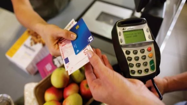 Двуцифрен ръст на картовите плащания в България
