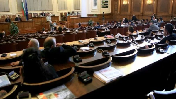 Родните депутати не са склонни да си намалят заплатите