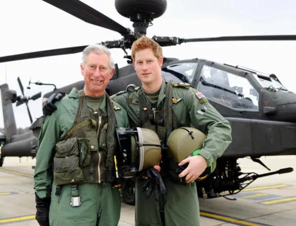Принц Хари е първенеца в класа за пилоти на бойни хеликоптери
