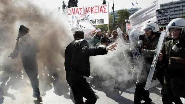 Бунт в Атина срещу новите икономии