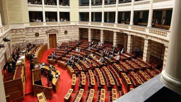 Гръцкият парламент започна дебата по плана за икономии