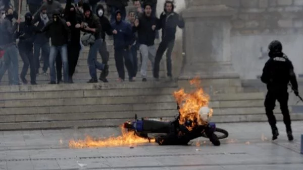 Гърция пламна