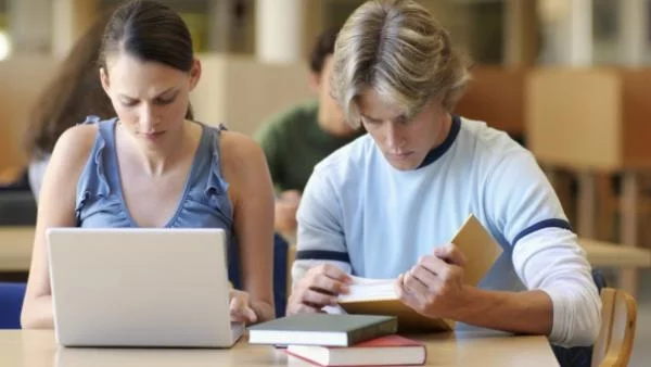 За първи път 120 студента се учат от мениджъри на кариера