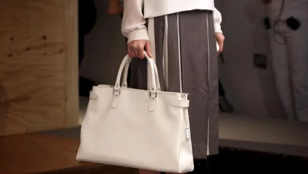 Създадоха чанта с вградено зарядно за телефон