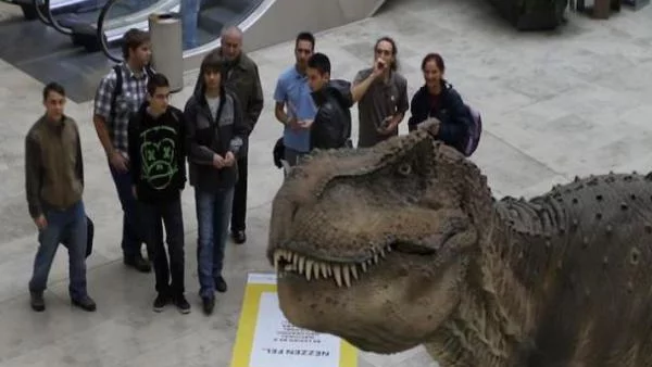 Храним динозаври и плуваме с делфини в мола (видео)