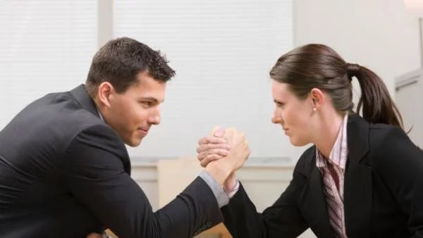 Българската жена работи повече за по-малко