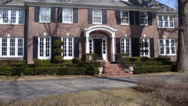 Продадоха имението от "Сам вкъщи"