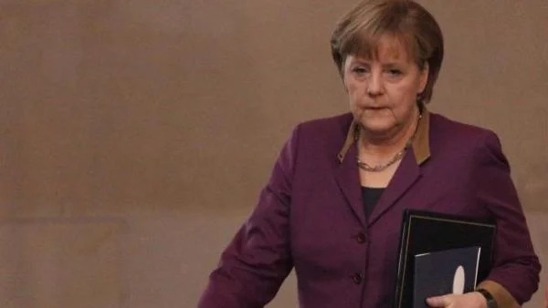 Меркел: Няма да позволим на Гърция да остави еврото