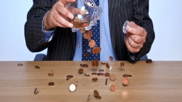 Спестявания на българите са стопиха наполовина