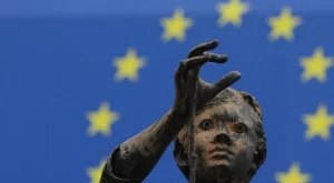 Голямото предпразнично намаление на еврото продължава