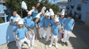 Селото на смърфовете залято от туристи