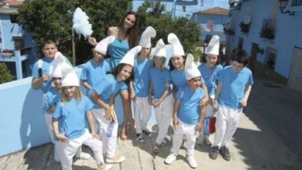 Селото на смърфовете залято от туристи