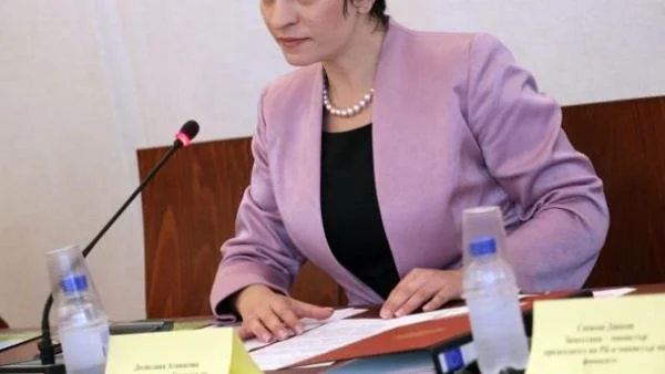 Атанасова: Няма да отстъпим за забраната на пушенето