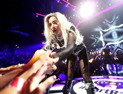 Лейди Гага смуче чудодейни камъни