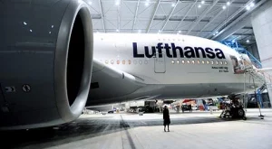 Луфтханза освобождава половината си администрация