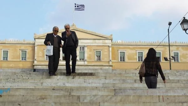 Гръцките министри се отказват от заплатите си