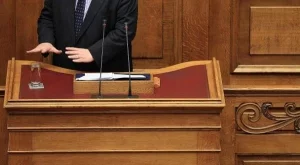 Лагард разяри Гърция