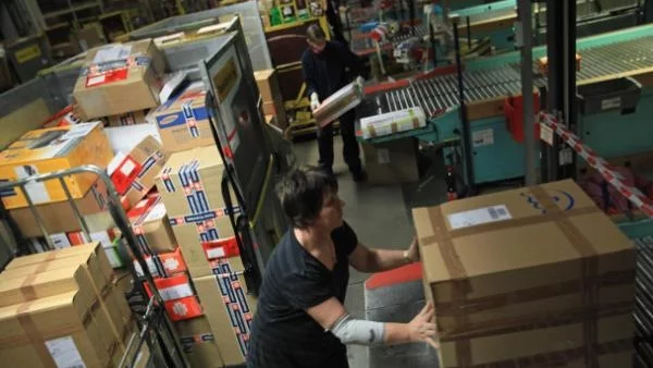 Външни инвеститори атакуват пощенските ни услуги