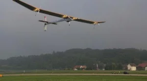 Соларен самолет лети от Швейцария до Африка
