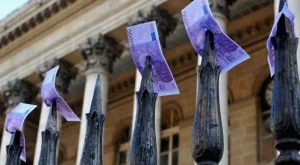 Еврото затъва все по-дълбоко в дълговата криза 