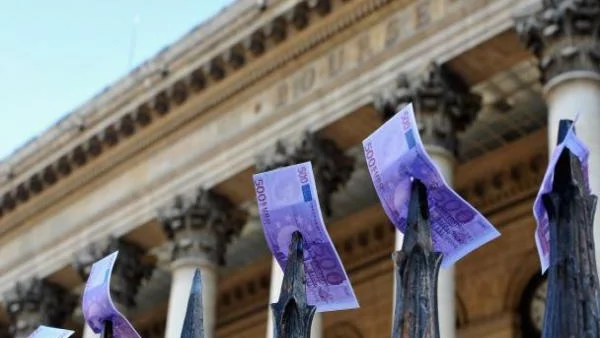 Еврото затъва все по-дълбоко в дълговата криза 