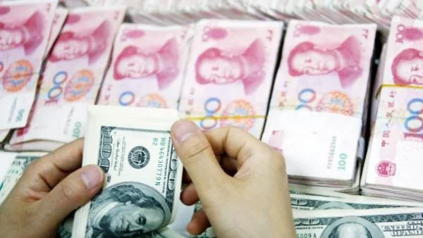 Масово бягство към долара и йената