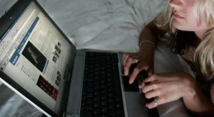 60% от работодателите следят подчинените си чрез Фейсбук