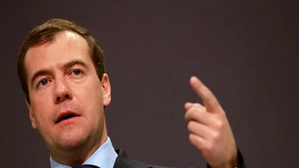 Медведев нареди на централната банка да защитава рублата