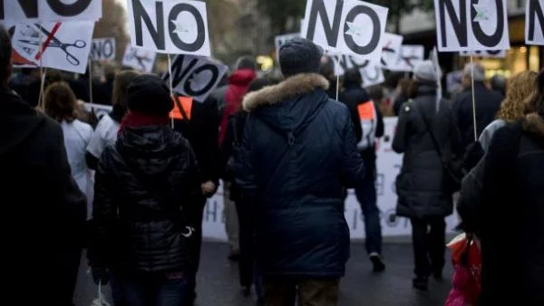 Испания получава 100 млрд. евро, отрича да e като Гърция