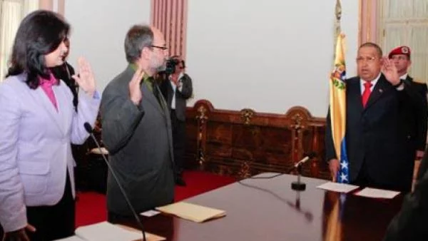 Чавес се обяви за "кандидат на родината" от каросерията на камион