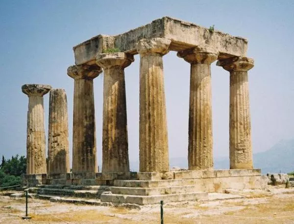 Отчаяна Гърция търси спасение от Аполон и древността